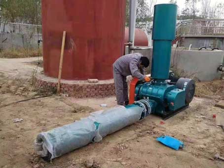 工人師傅在對三葉羅茨鼓風(fēng)機運行維護 工人師傅在對三葉羅茨鼓風(fēng)機運行維護